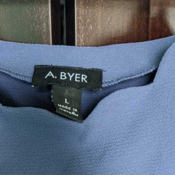 NWOT Floral Embroidered Scallop Neckline Blouse - Picture 3 of 3